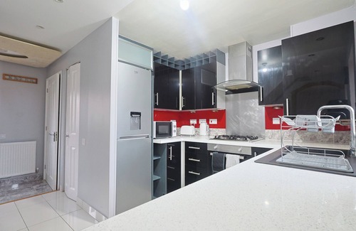 Levenshulme House | Manchester 3-Beds, Sleeps 6 with On-site Parking