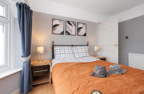 Droylsden Apartment | Manchester Business and Leisure Home with Free Parking