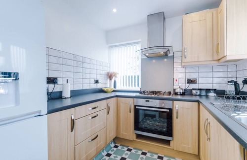 Pendlebury House | Manchester Hideaway – Cozy 3BR with FREE Parking