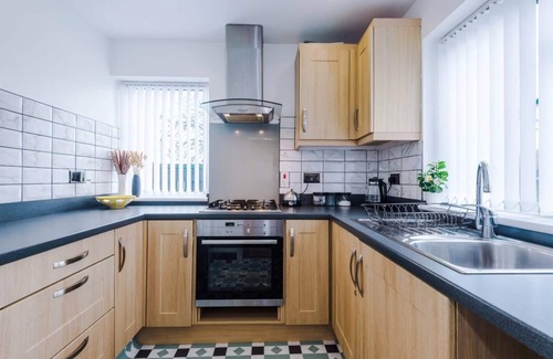 Pendlebury House | Manchester Hideaway – Cozy 3BR with FREE Parking