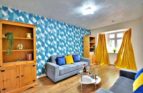 Manchester House | Manchester Townhouse by Bevolve - Free Parking