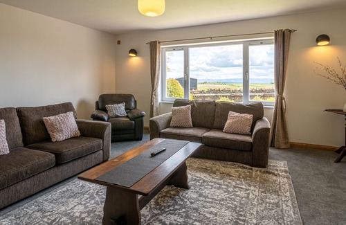 Penrith House | Mangahei Bungalow - On a working dairy farm with garden & Hot Tub