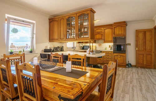 Penrith House | Mangahei Bungalow - On a working dairy farm with garden & Hot Tub