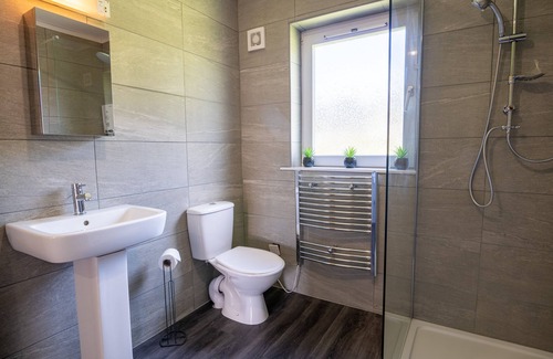Penrith House | Mangahei Bungalow - On a working dairy farm with garden & Hot Tub