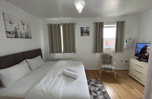 Greenwich Apartment | Mannys Apartment - Nice & Cozy 4Bed Diamond Lodge