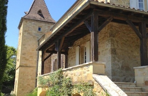 Castels et Bezenac House | Manoir with Heated Pool, WiFi, Stunning South-facing Views Of Dordogne Valley