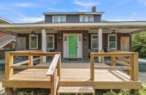 Willoughby Spit Cottage | Manor and Mutts #1 (4-Bedroom Cottage) - Pets Allowed by RedAwning