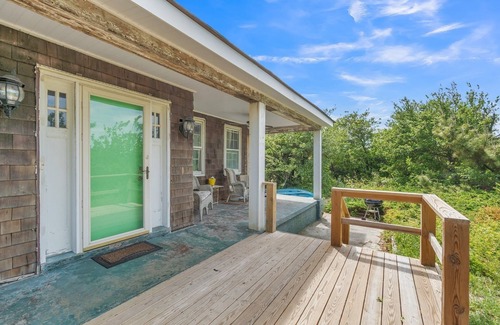 Willoughby Spit Cottage | Manor and Mutts #1 (4-Bedroom Cottage) - Pets Allowed by RedAwning