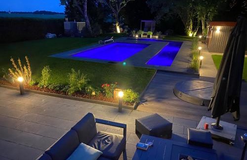 Toenisvorst House | Manor house with pool area
