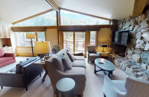 Vail Condo | Manor Vail Diamond Condo with Breakfast Included