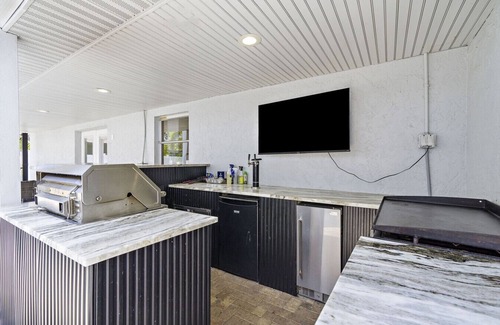 Port Charlotte House | Mansion Lux: 16 Guests- Pickleball Court, Full Arcade, Private Pool and outdoor Kitchen.