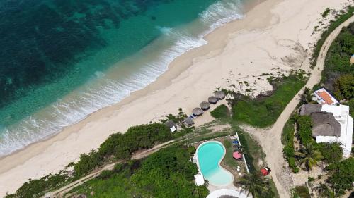 Salchi Hotel | Manta Raya Hotel - right on the beach