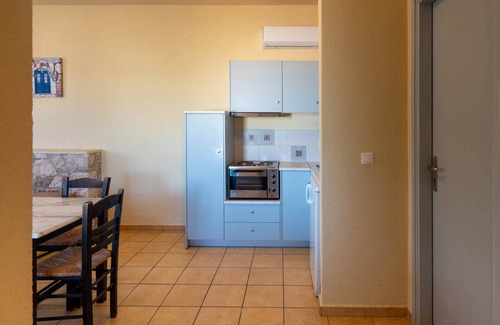 Marathokampos Apartment | Mantilada Villa With Private Pool by the Sea