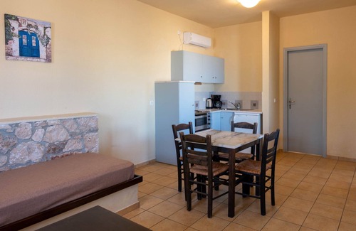 Marathokampos Apartment | Mantilada Villa With Private Pool by the Sea