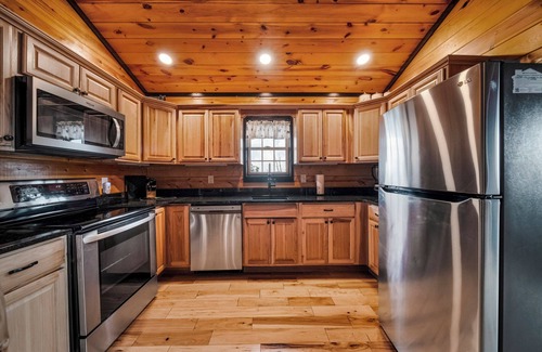 Gatlinburg - Pigeon Forge Cabin | Many Bears Cabin-3 King Beds-Hot Tub-Views-Family Friendly-Near Dollywood!