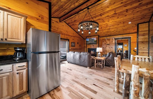 Gatlinburg - Pigeon Forge Cabin | Many Bears Cabin-3 King Beds-Hot Tub-Views-Family Friendly-Near Dollywood!
