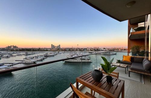 Palm Jumeirah Apartment | Manzil - 3BR in Palm Jumeirah with Private Beach Access & Sea View
