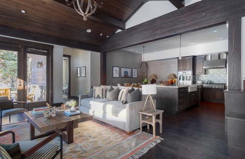 Truckee House | Maple by AvantStay | Modern Mountain Home w/Cozy Fire Pit 15 Mins frm Northstar