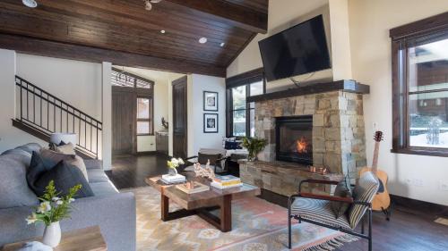 Truckee House | Maple by AvantStay Modern Mountain Home w Cozy Fire Pit 15 Mins frm Northstar