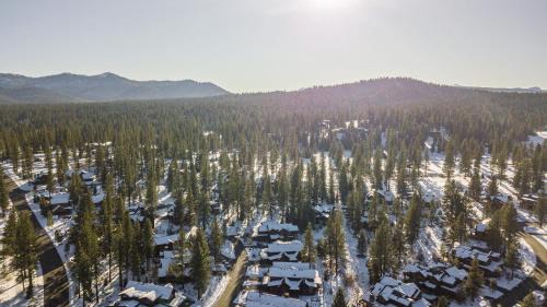 Truckee House | Maple by AvantStay Modern Mountain Home w Cozy Fire Pit 15 Mins frm Northstar