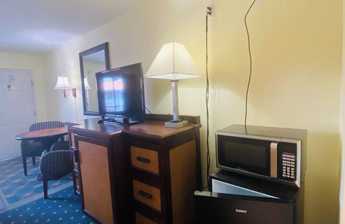 Kissimmee House | Maple Leaf Inn & Suites