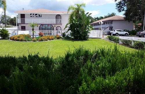 Kissimmee House | Maple Leaf Inn & Suites
