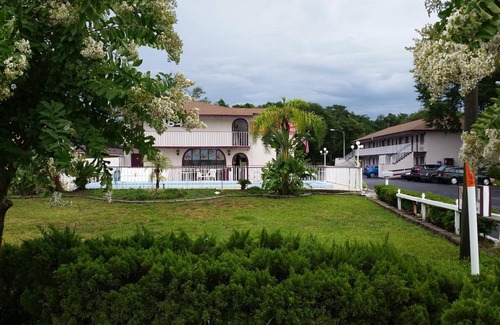 Kissimmee House | Maple Leaf Inn & Suites