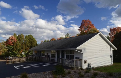 Schroon Lake Hotel | Maple Leaf Lodge- Privacy Cabin 113
