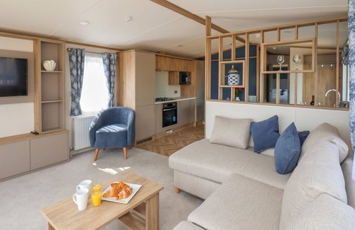 Briggswath Cottage | MAPLE LODGE, pet friendly, with hot tub in Whitby