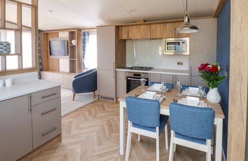 Briggswath Cottage | MAPLE LODGE, pet friendly, with hot tub in Whitby