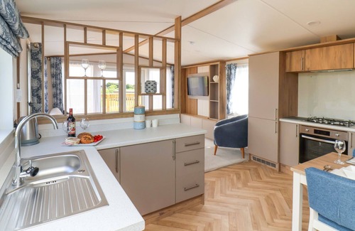Briggswath Cottage | MAPLE LODGE, pet friendly, with hot tub in Whitby