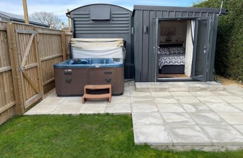 Frampton Apartment | Maple Lodge Quirky Salvaged Railway Carriage with Hot Tub