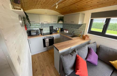 Frampton Apartment | Maple Lodge Quirky Salvaged Railway Carriage with Hot Tub