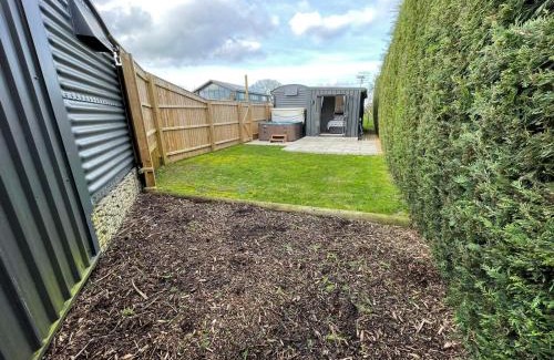 Frampton Apartment | Maple Lodge Quirky Salvaged Railway Carriage with Hot Tub