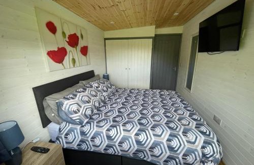 Frampton Apartment | Maple Lodge Quirky Salvaged Railway Carriage with Hot Tub