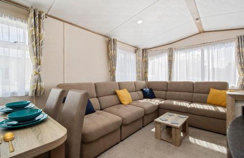 Begelly Cabin | Maple - Near Folly Farm Cosy Retreat