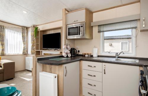 Begelly Cabin | Maple - Near Folly Farm Cosy Retreat