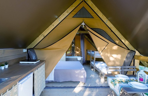 Sant'Elpidio a Mare Resort | Maple tree tent with pool