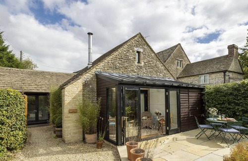 Stroud House | Maplewood Barn sits on a quiet lane in the picturesque village of Bisley. Steeped in history this be