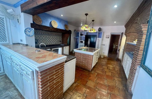 Marbella Ski Chalet | Maravillosa Villa Mediterranea al Lado de Puerto Banus