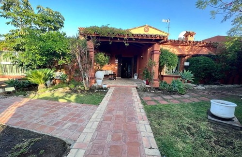Marbella Ski Chalet | Maravillosa Villa Mediterranea al Lado de Puerto Banus