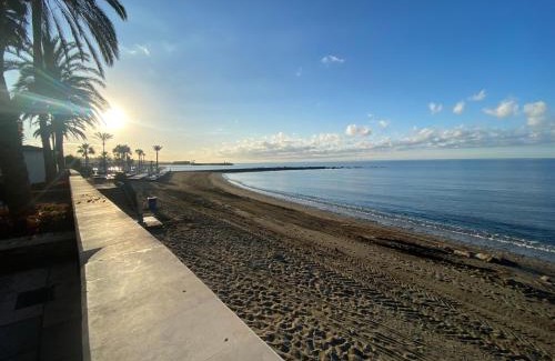 Marbella Seafront Promenade Apartment | Marbella Beach Front Edificio Mayoral Centro Ciudad y Primera Línea Playa Muy Amplio y Espacioso
