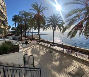 Marbella Seafront Promenade Apartment | Marbella Beach Front Edificio Mayoral Centro Ciudad y Primera Línea Playa Muy Amplio y Espacioso