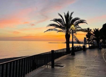 Marbella Seafront Promenade Apartment | Marbella Beach Front Edificio Mayoral Centro Ciudad y Primera Línea Playa Muy Amplio y Espacioso
