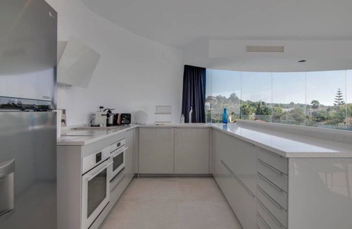 Urbanizacion Marbessa Villa | Marbella beachside villa 'TORRE DE MARBESA' with amazing sea views and 2 pools!