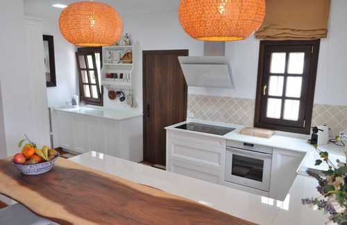 San Pedro de Alcantara Ski Chalet | Marbella Villa Private Swimming pool, garden & parking. Next to beach & golf.