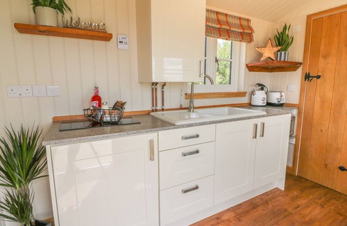 Rhayader Cottage | MARCHES WAY, pet friendly, with hot tub in Rhayader