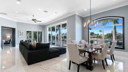 Marco Island House | Marco Polo by AvantStay Waterfront 5BDR Pool Spa Fire Pit Walk to Beach