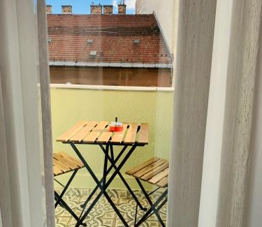 Orszagut Apartment | Margaret Boulevard Apartment - with balcony