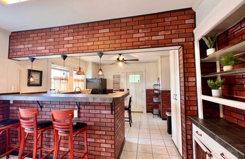 Glen Iris House | Marigold: 6Bedroom Downtown Gem ~ HOT TUB